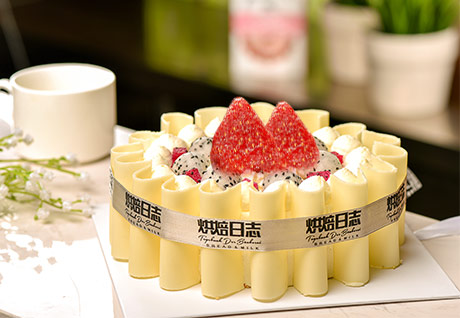 AGOLYN strawberry cake