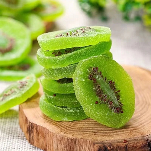Dried kiwi slices in wooden